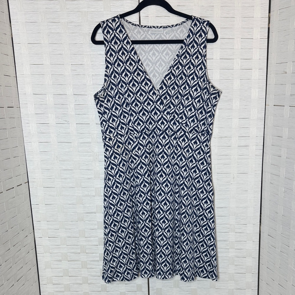 New York & Company Blue/White Geometric Sleeveless V-Neck Flowy Dress Size Large